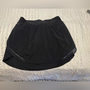 Lululemon skort black with silver reflector’s size 6